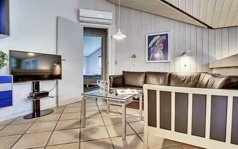 Guththorm - 600M from the Sea: Indretning, Møbel, Gulvbelægning, Loft, Etage, Couch, Værelse, Belysning, Stue, Lejlighed