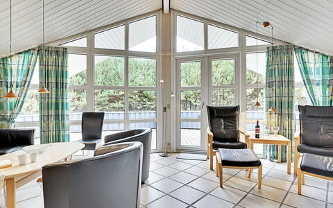 Guththorm - 600M from the Sea: Møbel, Indretning, Loft, Couch, Etage, Gulvbelægning, Stol, Stue, Dør