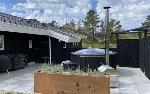 Sviðandi - 1.5Km from the Sea: Have, Skygge, Backyard, Beton, Gård, Design, Udendørs Struktur, Gårdsplads, Garden Bygninger