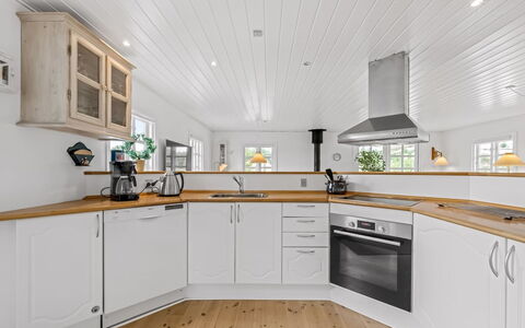 Dortea - 600M from the Sea: Gulvbelægning, Træ, Indretning, Loft, Etage, Countertop, Køkken, Cabinetry, Husholdningsapparat, Køkken Apparat