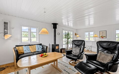 Dortea - 600M from the Sea: Møbel, Træ, Indretning, Loft, Gulvbelægning, Trægulve, Hjem, Etage, Belysning, Stue