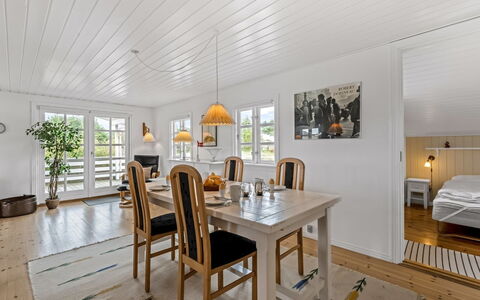 Dortea - 600M from the Sea: Træ, Indretning, Loft, Gulvbelægning, Etage, Møbel, Trægulve, Hjem, Lysarmatur, Spisestue