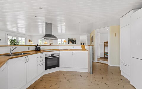 Dortea - 600M from the Sea: Gulvbelægning, Træ, Etage, Loft, Indretning, Trægulve, Countertop, Cabinetry, Køkken, Møbel