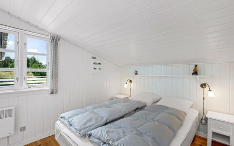 Dortea - 600M from the Sea: Træ, Loft, Soveværelse, Planke, Hårdttræ, Seng, Sengetøj, Trægulve, Design, Bed Frame