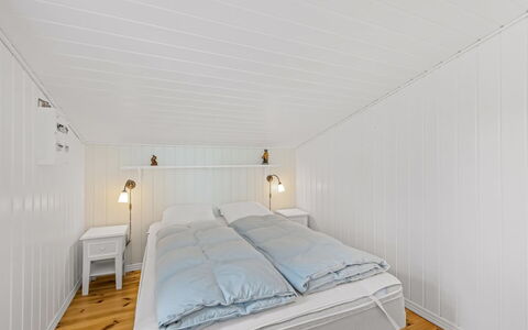 Dortea - 600M from the Sea: Træ, Gulvbelægning, Loft, Etage, Indretning, Soveværelse, Trægulve, Værelse, Seng, Planke