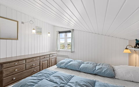 Dortea - 600M from the Sea: Loft, Indretning, Træ, Soveværelse, Gulvbelægning, Etage, Seng, Belysning, Sengetøj, Sengetøj