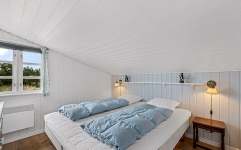 Dortea - 600M from the Sea: Træ, Loft, Soveværelse, Indretning, Etage, Gulvbelægning, Seng, Møbel, Sengetøj, Bed Frame