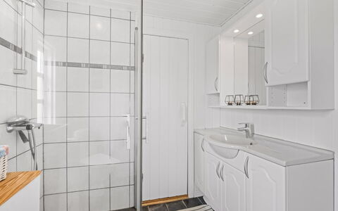 Dortea - 600M from the Sea: Gulvbelægning, Sanitærarmatur, Etage, Håndvask, Badeværelsesvask, Indretning, Badeværelsesskab, Badeværelse, Tap, Vvs