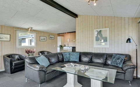 Jess - from the Sea: Loft, Træ, Møbel, Indretning, Gulvbelægning, Etage, Couch, Hjem, Værelse, Stue