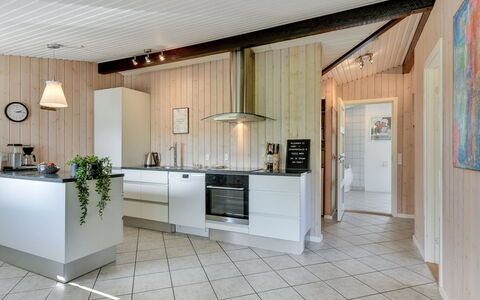 Jess - from the Sea: Køkken, Gulvbelægning, Indretning, Træ, Loft, Lysarmatur, Etage, Countertop, Møbel, Cabinetry