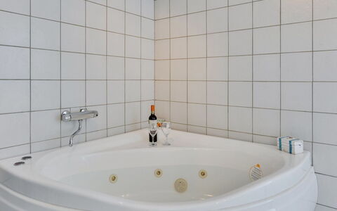 Jess - from the Sea: Badeværelse, Sanitærarmatur, Badekar, Indretning, Gulvbelægning, Etage, Tap, Vvs, Kompositmateriale, Værelse