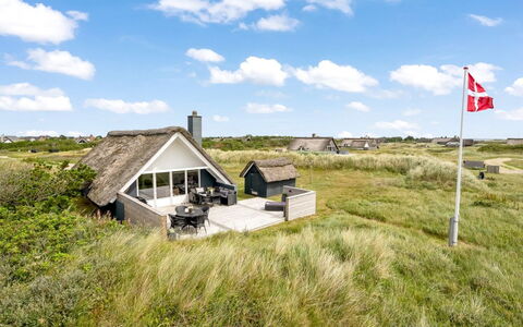 Hen - 400M from the Sea: Sommerhus, Have, Sidespor, Garden Bygninger, Skygge, Gård, Backyard, Lawn, Stuehus, Landscaping