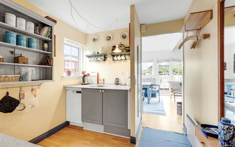 Jannike - 100M from the Sea: Møbel, Indretning, Gulvbelægning, Loft, Etage, Træ, Værelse, Cabinetry, Køkken, Belysning