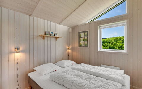 Erza - 500M from the Sea: Væg, Træ, Soveværelse, Loft, Seng, Indretning, Etage, Gulvbelægning, Hjem, Bed Frame