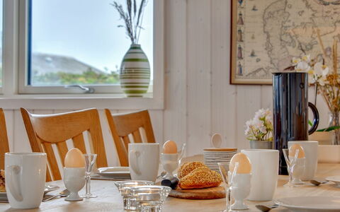 Erza - 500M from the Sea: Møbel, Bordservice, Bord, Serveware, Indretning, Tallerkner, Plade, Spisestue, Drinkware, Køkken & Spisebord