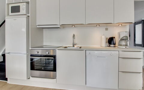 Pavlinka - 200M from the Sea: Køkken Apparat, Køkken, Countertop, Større Bandage, Cabinetry, Husholdningsapparat, Indretning, Gulvbelægning, Komfur, Møbel