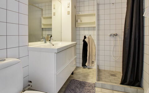 Pavlinka - 200M from the Sea: Gulvbelægning, Sanitærarmatur, Badeværelse, Væg, Etage, Indretning, Badeværelsesvask, Toilet, Håndvask, Vvs