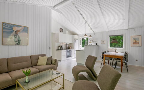 Fredger - 1.8Km from the Sea: Indretning, Gulvbelægning, Loft, Træ, Couch, Møbel, Etage, Stue, Værelse, Hjem