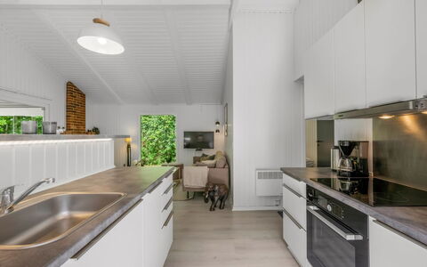 Fredger - 1.8Km from the Sea: Køkken, Countertop, Indretning, Køkken Apparat, Gulvbelægning, Træ, Loft, Større Bandage, Møbel, Etage