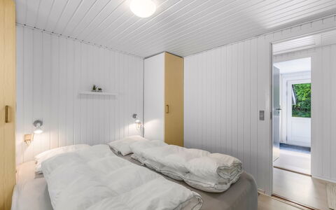Fredger - 1.8Km from the Sea: Træ, Loft, Soveværelse, Indretning, Gulvbelægning, Etage, Seng, Hjem, Sengetøj, Sengetøj