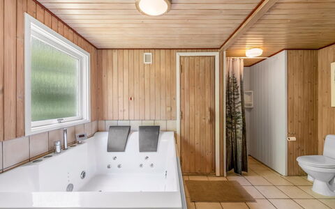 Fredger - 1.8Km from the Sea: Gulvbelægning, Etage, Indretning, Sanitærarmatur, Træ, Loft, Badekar, Badeværelse, Værelse, Vvs