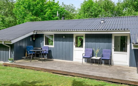 Fredger - 1.8Km from the Sea: Tag, Hjem, Sommerhus, Sidespor, Skygge, Lawn, Gård, Have, Backyard, Garden Bygninger