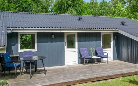 Fredger - 1.8Km from the Sea: Tag, Hjem, Sommerhus, Sidespor, Skygge, Gård, Backyard, Have, Garden Bygninger, Lawn