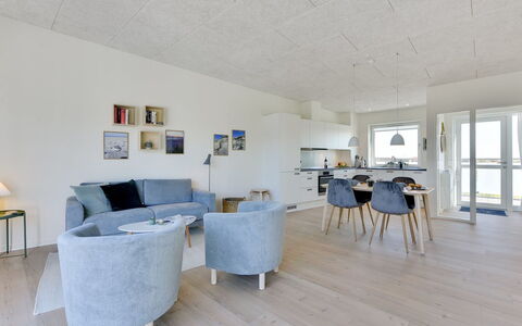 Aiana - 250M from the Sea: Gulvbelægning, Loft, Etage, Indretning, Møbel, Værelse, Stol, Lejlighed, Trægulve, Stue