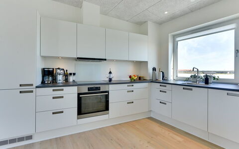 Aiana - 250M from the Sea: Køkken, Gulvbelægning, Loft, Træ, Countertop, Indretning, Cabinetry, Etage, Køkken Apparat, Lysarmatur