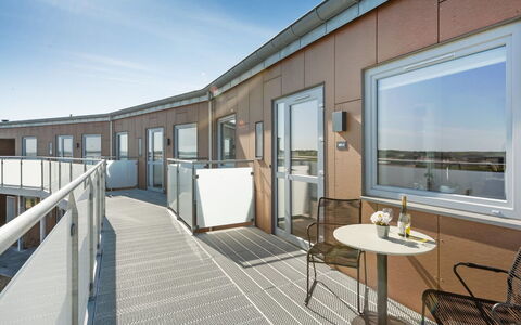 Aiana - 250M from the Sea: Etage, Kompositmateriale, Lejlighed, Bejdse, Hårdttræ, Glas, Altan, Dagslys, Trægulve, Aluminium