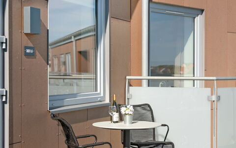 Aiana - 250M from the Sea: Etage, Kompositmateriale, Lejlighed, Glas, Metal, Bejdse, Altan, Hårdttræ, Aluminium, Dagslys