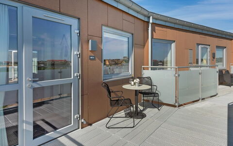 Aiana - 250M from the Sea: Kompositmateriale, Lejlighed, Glas, Stol, Bejdse, Altan, Dagslys, Hårdttræ, Aluminium