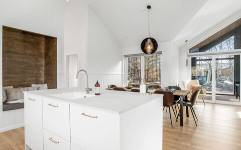 Edmond - 995M from the Sea: Gulvbelægning, Indretning, Træ, Countertop, Loft, Etage, Trægulve, Møbel, Køkken, Cabinetry