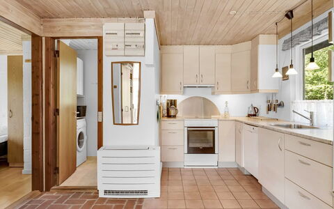 Mirva - 800M to the Fjord: Køkken, Gulvbelægning, Countertop, Køkken Apparat, Indretning, Møbel, Træ, Cabinetry, Større Bandage, Etage