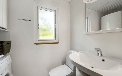 Mirva - 800M to the Fjord: Væg, Sanitærarmatur, Gulvbelægning, Træ, Etage, Toilet, Toiletbræt, Badeværelse, Håndvask, Badeværelsesvask