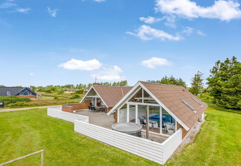 Tuomi - 900M from the Sea: Træ, Sommerhus, Hårdttræ, Planke, Bejdse, Garden Bygninger, Design, Gård, Bjælkehytte, Backyard