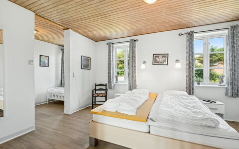 Urte - from the Sea: Træ, Hus, Soveværelse, Hjem, Seng, Bed Frame, Sengetøj, Sommerhus, Sengetøj, Skydevindue