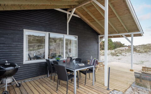 Martti - from the Sea: Græs, Hus, Tag, Hjem, Sommerhus, Busk, Land Lot, Landdistrikt, Stuehus, Bunddække