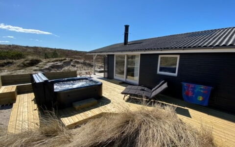 Martti - from the Sea: Græs, Hus, Tag, Hjem, Sommerhus, Busk, Land Lot, Landdistrikt, Stuehus, Bunddække