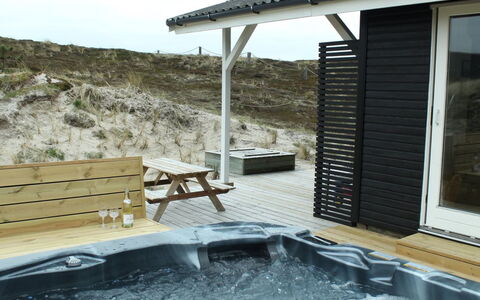 Martti - from the Sea: Græs, Hus, Tag, Hjem, Sommerhus, Busk, Land Lot, Landdistrikt, Stuehus, Bunddække