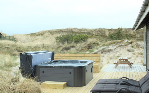 Martti - from the Sea: Græs, Hus, Tag, Hjem, Sommerhus, Busk, Land Lot, Landdistrikt, Stuehus, Bunddække