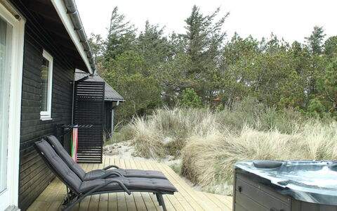 Martti - from the Sea: Græs, Hus, Tag, Hjem, Sommerhus, Busk, Land Lot, Landdistrikt, Stuehus, Bunddække
