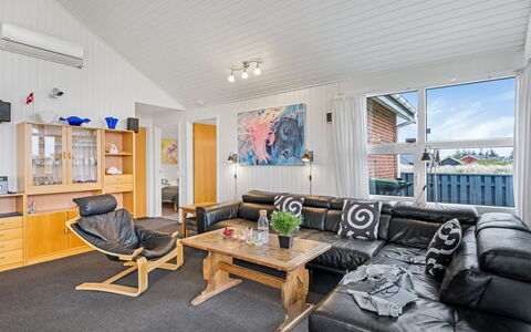 Gottfreda - 330M to the Fjord: Træ, Hjem, Loft, Møbel, Lejlighed, Stue, Couch, Hårdttræ, Trægulve