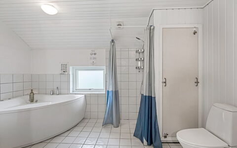 Gottfreda - 330M to the Fjord: Sanitærarmatur, Gulvbelægning, Etage, Badeværelse, Indretning, Loft, Vvs, Flise, Kompositmateriale, Tap