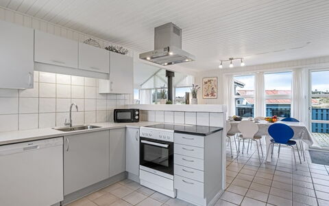 Gottfreda - 330M to the Fjord: Køkken, Etage, Lejlighed, Countertop, Større Bandage, Cabinetry, Køkken Apparat, Håndvask, Flise, Husholdningsapparat