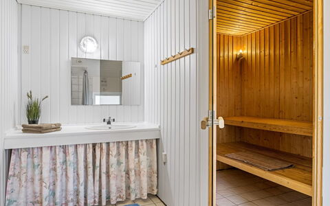 Gottfreda - 330M to the Fjord: Gulvbelægning, Sanitærarmatur, Etage, Indretning, Badeværelse, Vvs, Tap, Loft, Flise, Værelse