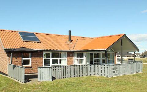 Gottfreda - 330M to the Fjord: Græs, Hus, Tag, Hjem, Boligområde, Sommerhus, Land Lot, Lawn, Veranda, Estate