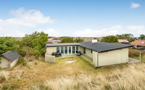Yorik - 800M from the Sea: Bygning, Hus, Boligområde, Hjem, Busk, Tag, Sommerhus, Estate, Have