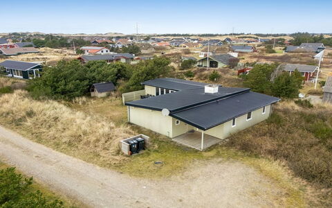 Yorik - 800M from the Sea: Bygning, Hus, Boligområde, Hjem, Busk, Tag, Sommerhus, Estate, Have