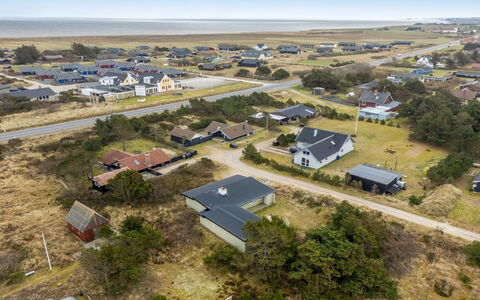Yorik - 800M from the Sea: Bygning, Hus, Boligområde, Hjem, Busk, Tag, Sommerhus, Estate, Have